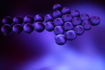 lila Pfeil auf leuchtenden untergrund