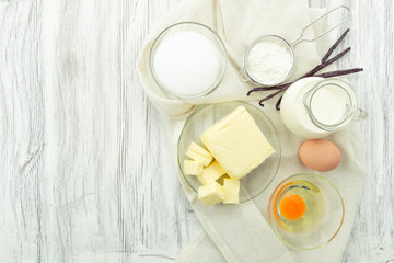 Backzutaten Eier, Mehl, Zucker, Butter, Vanille, Sahne