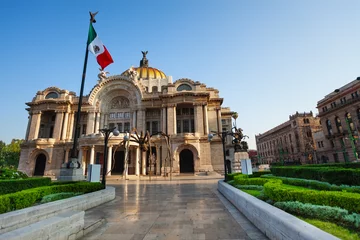 Foto auf Acrylglas Mexiko Palast der schönen Künste Fassade und mexikanische Flagge