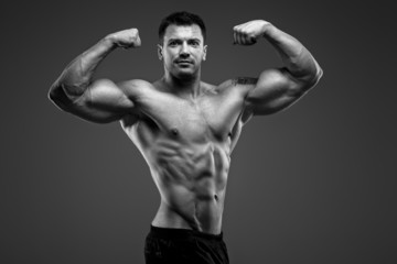 Obraz premium Handsome bodybuilder posing in the studio