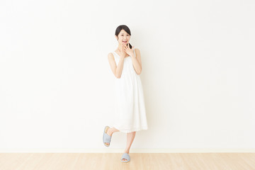 部屋で驚く女性