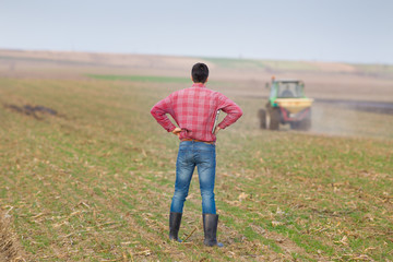 Obraz premium Farmer on farmland