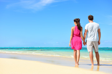 Summer holiday - couple on tropical beach vacation