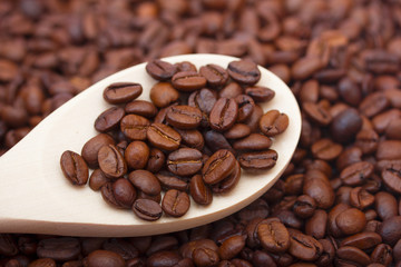 Зерна кофе на ложке