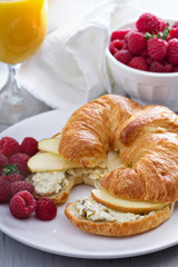 Croissant sandwich with ricotta and apples