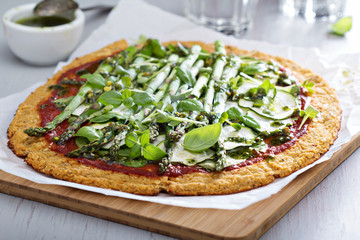 Cauliflower pizza with zucchini and asparagus