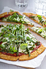 Cauliflower pizza with zucchini and asparagus