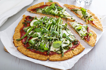 Cauliflower pizza with zucchini and asparagus