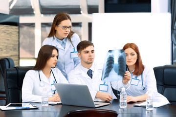 Obraz premium Medical workers working in conference room