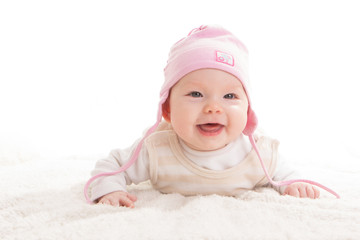 Lachendes Baby mit Mütze