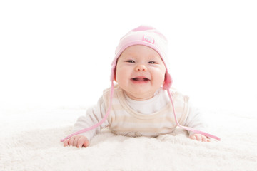 Lachendes Baby mit Mütze