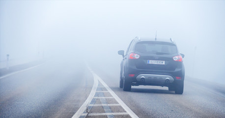 Auto im Nebel - 79822672