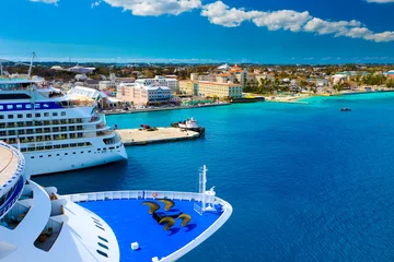 Foto op Plexiglas Cruiseschepen in de haven van Nassau Bahama& 39 s © Costin79