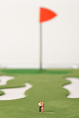 ゴルフ場を歩く夫婦