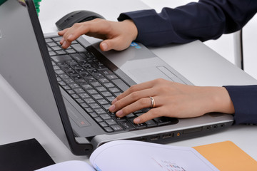 ノートブックに打ち込む女性