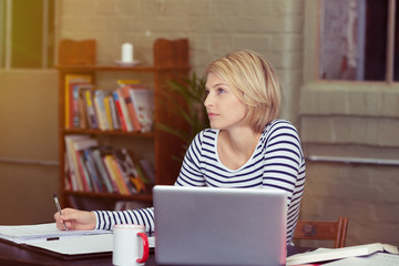 studentin lernt zu hause am laptop