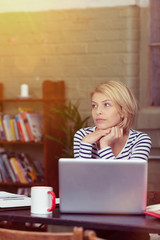junge frau arbeitet zuhause am laptop