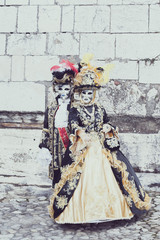 Fototapeta na wymiar Couple de personnes déguisées carnaval de Venise