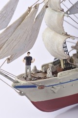 希望を持って船に乗っているビジネスマン