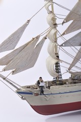 大きな帆船で出張するビジネスマン