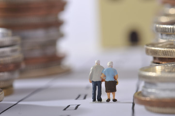お金の並ぶ道を歩いてゴールを目指している老夫婦