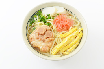 沖縄伝統の豚足テビチそば