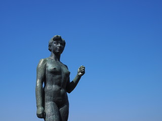 Fototapeta na wymiar 裸婦の銅像