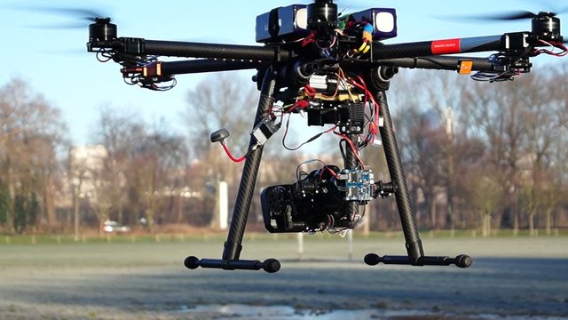 drone en vol stationnaire