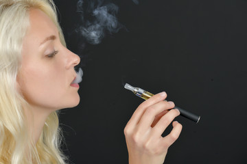 Obraz premium Taking a drag off an electric cigarette