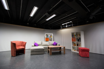 Fernsehstudio mit Arbeitslicht