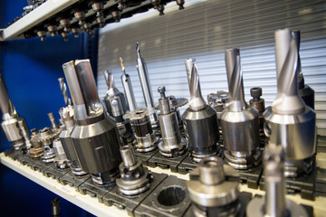 Detailaufnahme von Metallbohrern