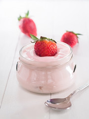 Erdbeerjoghurt in einem Glas