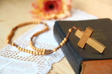 gebetbuch und rosenkranz