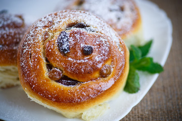 sweet rolls with raisins