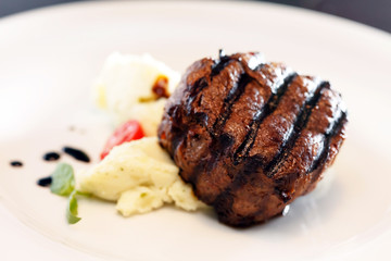 steak with mashed potatoes
