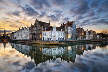 Fototapeta premium Zachód słońca w historycznym mieście Brugia w Belgii