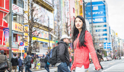 Obraz na płótnie Canvas woman on the streets of tokyo