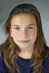 RITRATTO DI BAMBINA CON MAGLIA A RIGHE