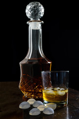 Whiskey, whisky, sfondo nero, bicchiere e ghiaccio