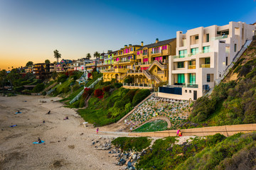 Obraz premium Houses on cliffs above Corona Del Mar State Beach, seen from Ins