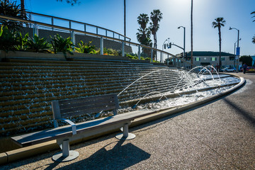 Fototapeta premium Fountains and bench at Tongva Park, in Santa Monica, California.