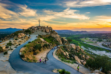 The cross and trails at sunset, at Mount Rubidoux Park, in River - obrazy, fototapety, plakaty