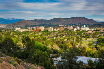 Fototapeta premium View of distant mountains and Riverside, from Mount Rubidoux Par