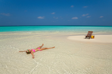 Obraz na płótnie Canvas Cute woman relaxing on the tropical beach