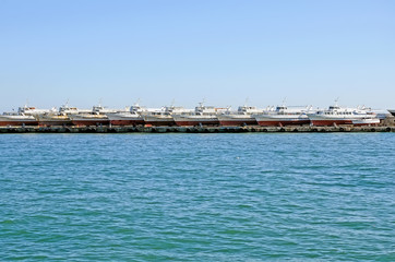 Obraz premium Pleasure boats on the pier in Yalta