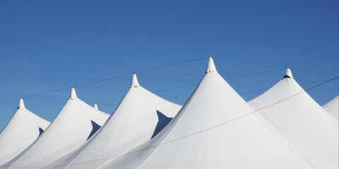 weiße Zeltdächer
