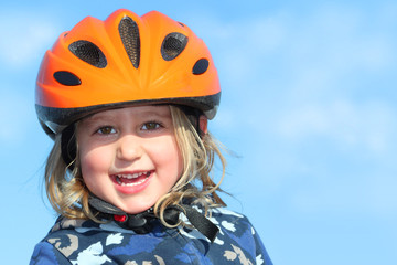 Mädchen mit Fahrradhelm
