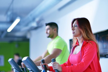 Obraz premium Group of people running on treadmills