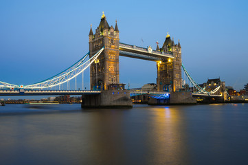 Naklejka na ściany i meble Tower Bridge at night