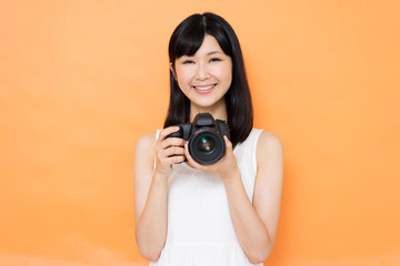 Fototapeta premium カメラを持った女性